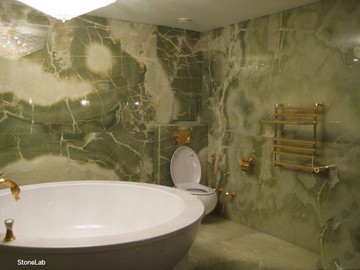 Ванная комната из зеленого оникса