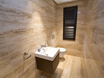 Стильное оформление ванной комнаты из травертина