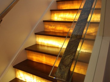 Лестница с подсветкой из натурального оникса