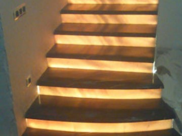 Лестница из желтого оникса с подсветкой
