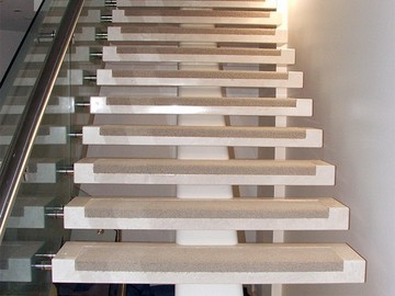 Лестница из искусственного камня в офисном здании