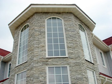Фасад стены дома из искусственного камня