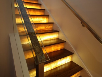Лестница с подсветкой из оникса