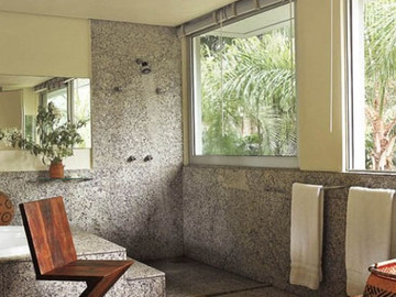 Облицовка ванной комнаты натуральным камнем на вилле