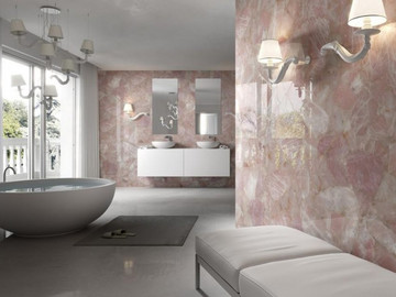 Стены из розового мрамора в ванной комнате