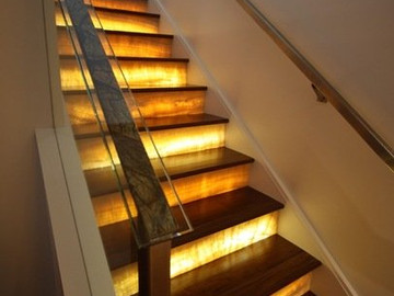Лестница из оникса с подсветкой в таун-хаусе