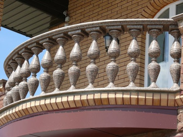 Балясины из гранита в оформлении балкона