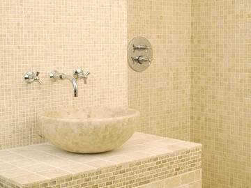 Оформление ванной комнаты мозаикой из травертина