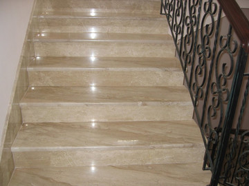 Мраморные ступени для лестницы в коттедже