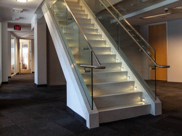 Белая лестница из агломерата в бизнес-центре
