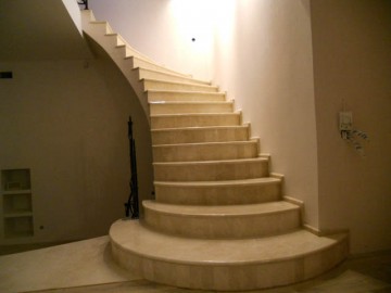 Лестница из агломерата для светлой квартиры