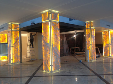 Колонны из оникса с подсветкой – яркое украшение интерьера