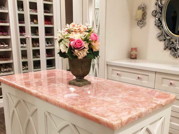 Розовый мрамор в интерьере кухни, как создать акценты