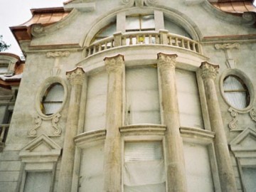 Классический фасад из травертина для здания современного музея