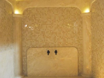 Светлый мозаичный хамам из мрамора в традиционном стиле