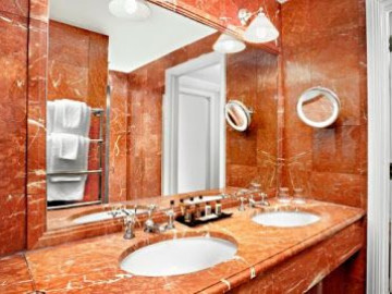Ванная комната из мрамора в античном стиле