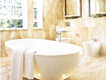 Ванная комната в отеле с мозаичными панно