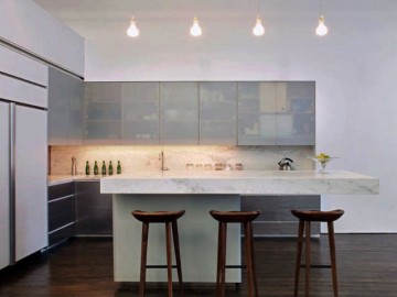 Стол из белого мрамора на кухню в минималистичном стиле