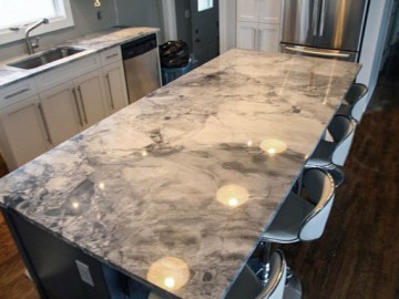 Серый мраморный стол в кухонном интерьере
